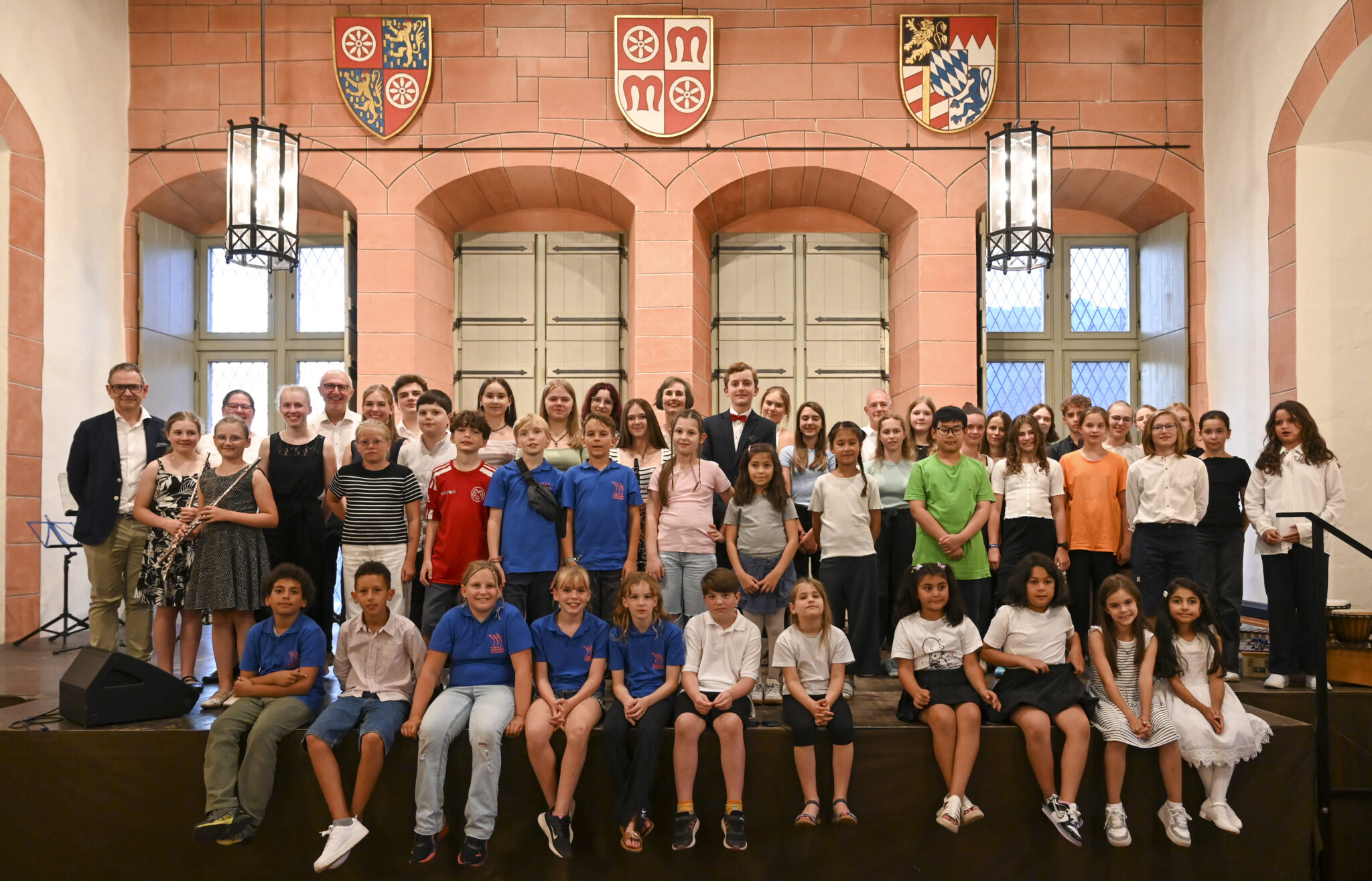 Unterricht 20 Großes Gruppenfoto von Kindern und Jugendlichen bei einem Musikevent.