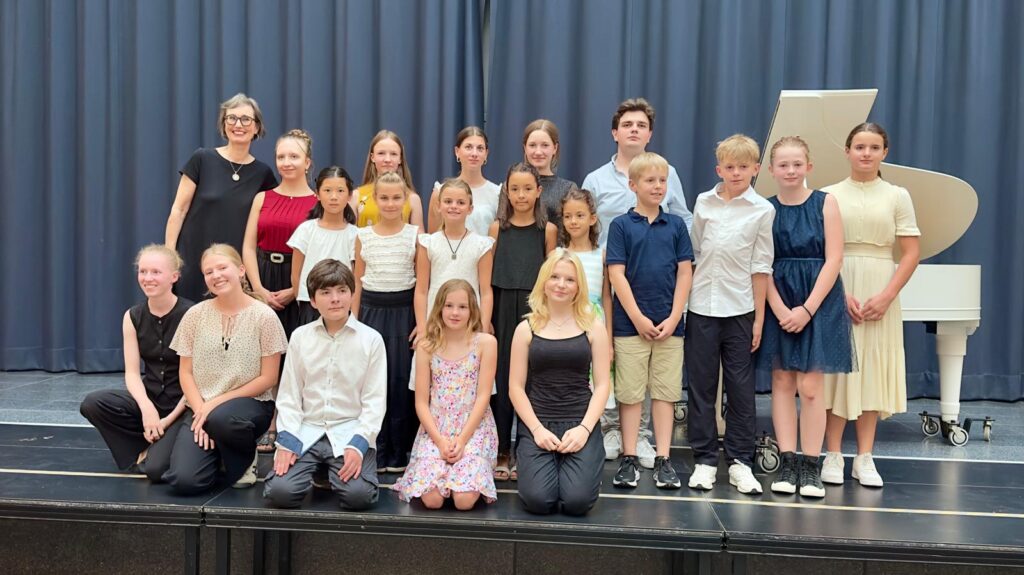 JOHANNES-BUTZBACH-GYMNASIUM: Ein durchwegs begeisterndes Sommerkonzert 6 Foto WS Gruppenfoto 2026 07 20 1