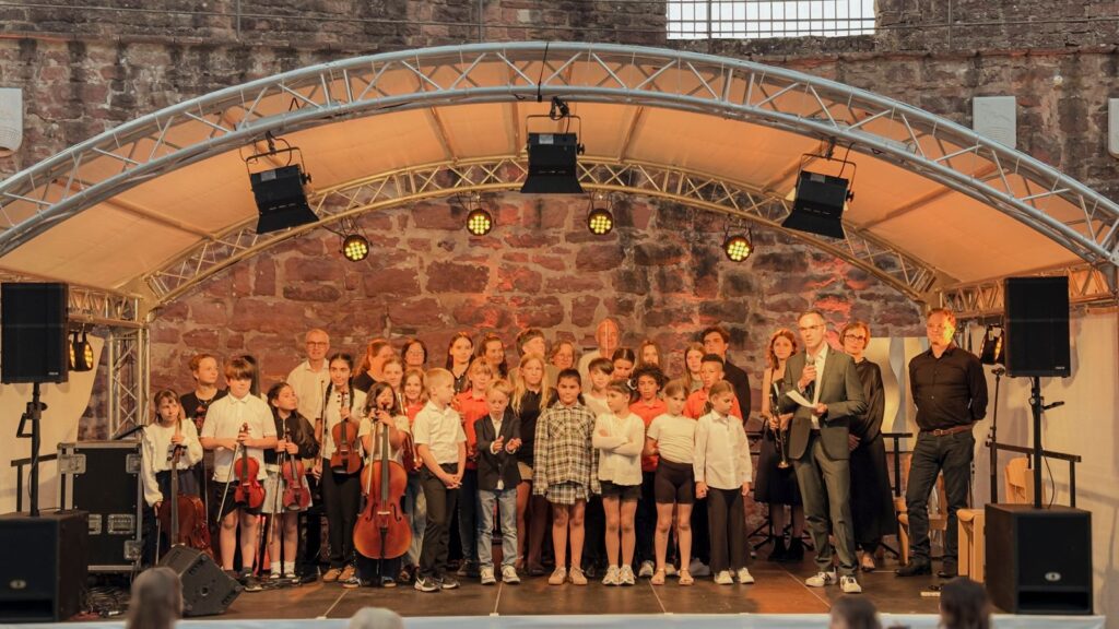 „Klangfeuerwerk“ auf der Burg - Musikschule gelingt perfekter Start in Miltenberger Kultursommer 2 Gruppenfoto WS 2026 07 27